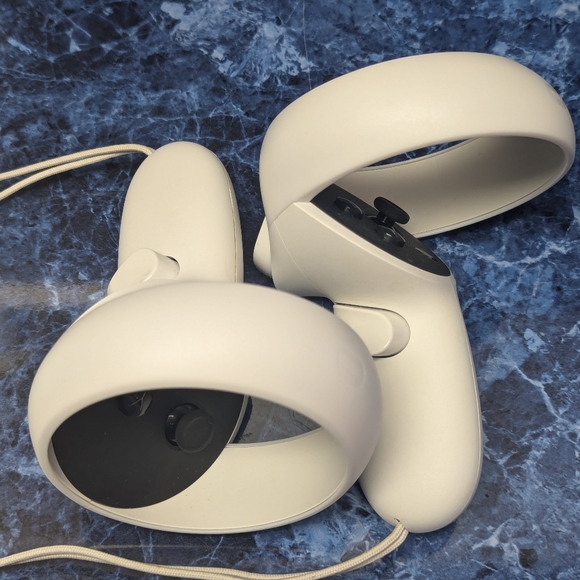 Meta Oculus Quest 2 64GB Advanced All-In-One VR Headset - Picture 5 of 16